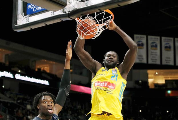 Tai Odiase, Christ Koumadje beim Dunking Aktion Oberkoerper Oberkörper Basketball BBL Bundesliga Herren Saison 2021 2022 12.04.2022 ALBA Berlin vs. EWE Baskets Oldenburg