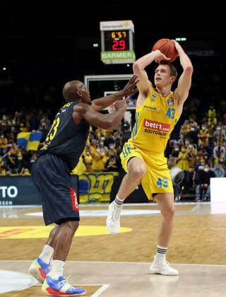 Rickey Paulding, Luke Sikma Aktion Spielszene Zweikampf Basketball BBL Bundesliga Herren Saison 2021 2022 12.04.2022 ALBA Berlin vs. EWE Baskets Oldenburg