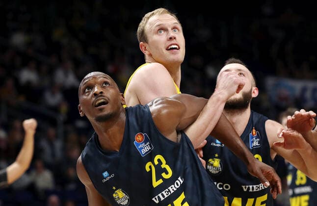 Rickey Paulding, Luke Sikma Aktion Spielszene Zweikampf Basketball BBL Bundesliga Herren Saison 2021 2022 12.04.2022 ALBA Berlin vs. EWE Baskets Oldenburg