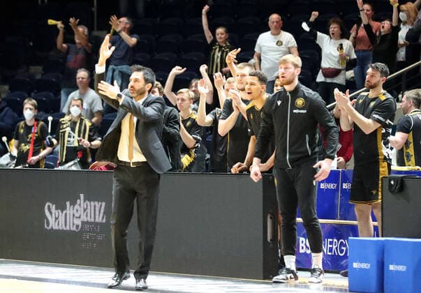 Löwen Braunschweig vs. Crailsheim, BBL Braunschweig, 12.04.2022, BASKETBALL - easyCredit BBL Basketball Bundesliga, Löwen Braunschweig vs. HAKRO Merlins Crailsheim, Saison 2021 22. Headcoach Jesus Ramirez (Löwen Braunschweig) Braunschweig