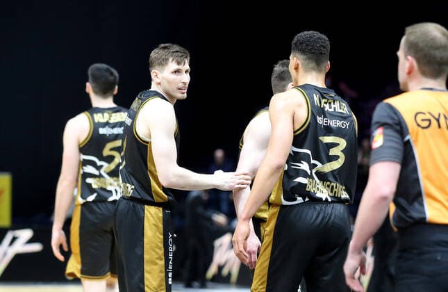 Löwen Braunschweig vs. Crailsheim, BBL Braunschweig, 12.04.2022, BASKETBALL - easyCredit BBL Basketball Bundesliga, Löwen Braunschweig vs. HAKRO Merlins Crailsheim, Saison 2021 22. David Krämer (Löwen Braunschweig) Braunschweig