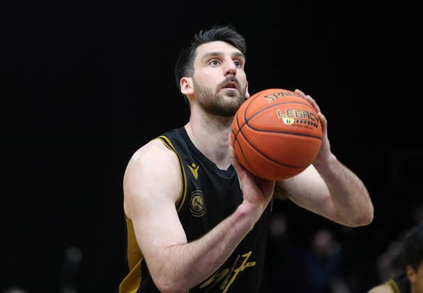 Löwen Braunschweig vs. Crailsheim, BBL Braunschweig, 12.04.2022, BASKETBALL - easyCredit BBL Basketball Bundesliga, Löwen Braunschweig vs. HAKRO Merlins Crailsheim, Saison 2021 22. Owen Klassen (Löwen Braunschweig) Braunschweig