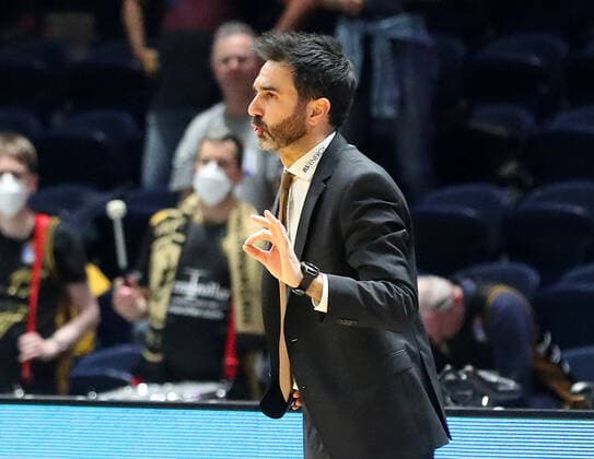 Löwen Braunschweig vs. Crailsheim, BBL Braunschweig, 12.04.2022, BASKETBALL - easyCredit BBL Basketball Bundesliga, Löwen Braunschweig vs. HAKRO Merlins Crailsheim, Saison 2021 22. Headcoach Jesus Ramirez (Löwen Braunschweig) Braunschweig