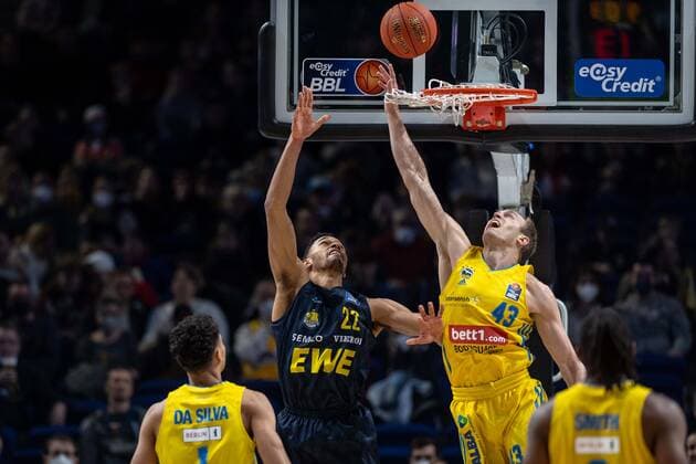 Basketball Berlin 12.04.2022 Saison 2021 2022 easyCredit BBL 1. Bundesliga Alba Berlin - EWE Baskets Oldenburg T.J. Holyfield (Oldenburg, No.22) Luke Sikma (Alba Berlin, No.43)