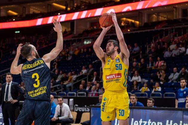 Basketball Berlin 12.04.2022 Saison 2021 2022 easyCredit BBL 1. Bundesliga Alba Berlin - EWE Baskets Oldenburg Javel Zoosman (Alba Berlin, No.50) Max Heidegger (Oldenburg, No.03)