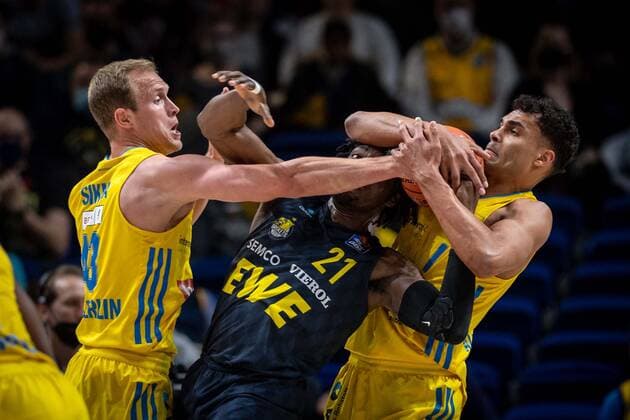 Basketball Berlin 12.04.2022 Saison 2021 2022 easyCredit BBL 1. Bundesliga Alba Berlin - EWE Baskets Oldenburg Tai Odiase (Oldenburg, No.21) Luke Sikma (Alba Berlin, No.43) Oscar Da Silva (Alba Berlin, No.01)