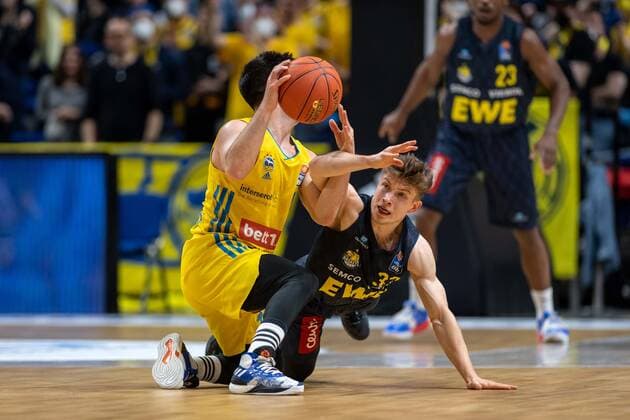 Basketball Berlin 12.04.2022 Saison 2021 2022 easyCredit BBL 1. Bundesliga Alba Berlin - EWE Baskets Oldenburg Bennet Hundt (Oldenburg, No.33) Tamir Blatt (Alba Berlin, No.45)