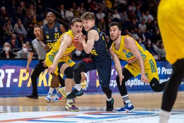 Basketball Berlin 12.04.2022 Saison 2021 2022 easyCredit BBL 1. Bundesliga Alba Berlin - EWE Baskets Oldenburg Bennet Hundt (Oldenburg, No.33) Tamir Blatt (Alba Berlin, No.45) Tim Schneider (Alba Berlin, No.10)