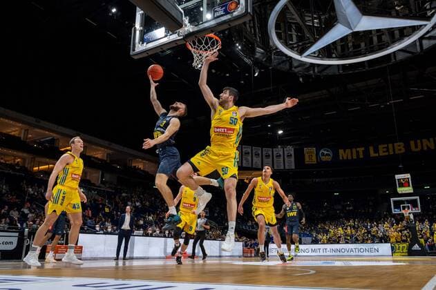 Basketball Berlin 12.04.2022 Saison 2021 2022 easyCredit BBL 1. Bundesliga Alba Berlin - EWE Baskets Oldenburg Max Heidegger (Oldenburg, No.03) Javel Zoosman (Alba Berlin, No.50)
