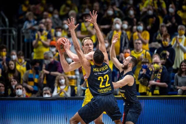 Basketball Berlin 12.04.2022 Saison 2021 2022 easyCredit BBL 1. Bundesliga Alba Berlin - EWE Baskets Oldenburg Tamir Blatt (Alba Berlin, No.45) T.J. Holyfield (Oldenburg, No.22) Max Heidegger (Oldenburg, No.03)