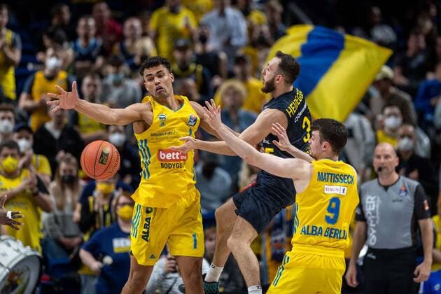 Basketball Berlin 12.04.2022 Saison 2021 2022 easyCredit BBL 1. Bundesliga Alba Berlin - EWE Baskets Oldenburg Max Heidegger (Oldenburg, No.03) Oscar Da Silva (Alba Berlin, No.01) Jonas Mattisseck (Alba Berlin, No.09)