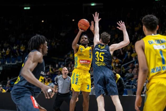 Basketball Berlin 12.04.2022 Saison 2021 2022 easyCredit BBL 1. Bundesliga Alba Berlin - EWE Baskets Oldenburg Jaleen Smith (Alba Berlin, No.03) Alen Pjanic (Oldenburg, No.35)