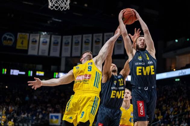 Basketball Berlin 12.04.2022 Saison 2021 2022 easyCredit BBL 1. Bundesliga Alba Berlin - EWE Baskets Oldenburg Max Heidegger (Oldenburg, No.03) Jonas Mattisseck (Alba Berlin, No.09) T.J. Holyfield (Oldenburg, No.22)