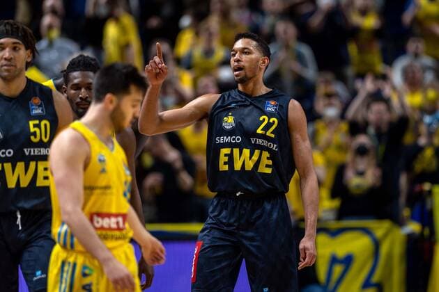 Basketball Berlin 12.04.2022 Saison 2021 2022 easyCredit BBL 1. Bundesliga Alba Berlin - EWE Baskets Oldenburg T.J. Holyfield (Oldenburg, No.22)