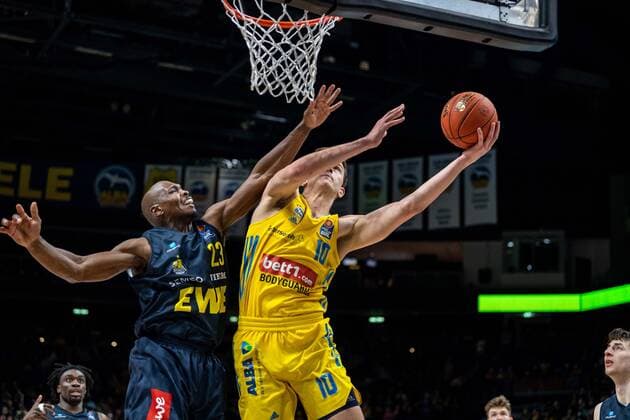 Basketball Berlin 12.04.2022 Saison 2021 2022 easyCredit BBL 1. Bundesliga Alba Berlin - EWE Baskets Oldenburg Tim Schneider (Alba Berlin, No.10) Rickey Paulding (Oldenburg, No.23)