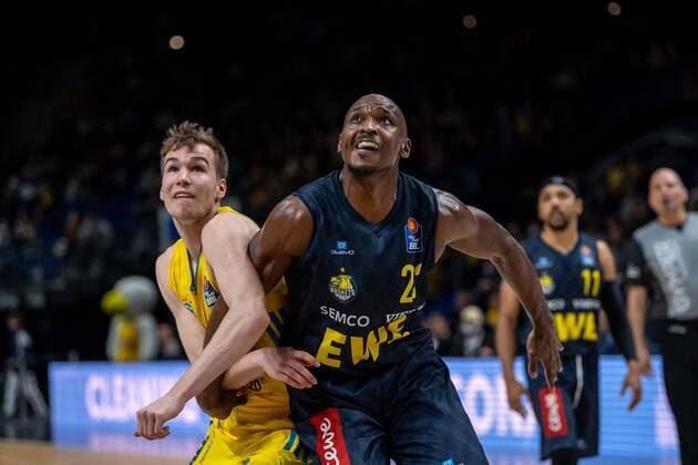 Basketball Berlin 12.04.2022 Saison 2021 2022 easyCredit BBL 1. Bundesliga Alba Berlin - EWE Baskets Oldenburg Rickey Paulding (Oldenburg, No.23) Malte Delow (Alba Berlin, No.06)