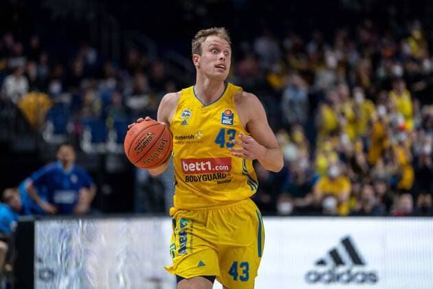 Sport Themen der Woche KW15 Sport Bilder des Tages Basketball Berlin 12.04.2022 Saison 2021 2022 easyCredit BBL 1. Bundesliga Alba Berlin - EWE Baskets Oldenburg Luke Sikma (Alba Berlin, No.43) *** Basketball Berlin 12 04 2022 season 2021 2022 easyCredit BBL 1 Bundesliga Alba Berlin EWE Baskets Oldenburg Luke Sikma Alba Berlin, No 43