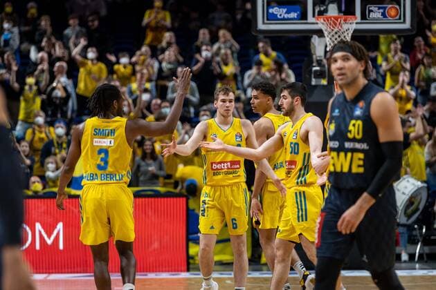 Basketball Berlin 12.04.2022 Saison 2021 2022 easyCredit BBL 1. Bundesliga Alba Berlin - EWE Baskets Oldenburg Jubel Alba Jaleen Smith (Alba Berlin, No.03) Malte Delow (Alba Berlin, No.06) Oscar Da Silva (Alba Berlin, No.01) Javel Zoosman (Alba Berlin, No.50) vlnr.