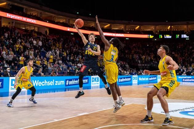 Basketball Berlin 12.04.2022 Saison 2021 2022 easyCredit BBL 1. Bundesliga Alba Berlin - EWE Baskets Oldenburg Bennet Hundt (Oldenburg, No.33) Jaleen Smith (Alba Berlin, No.03)