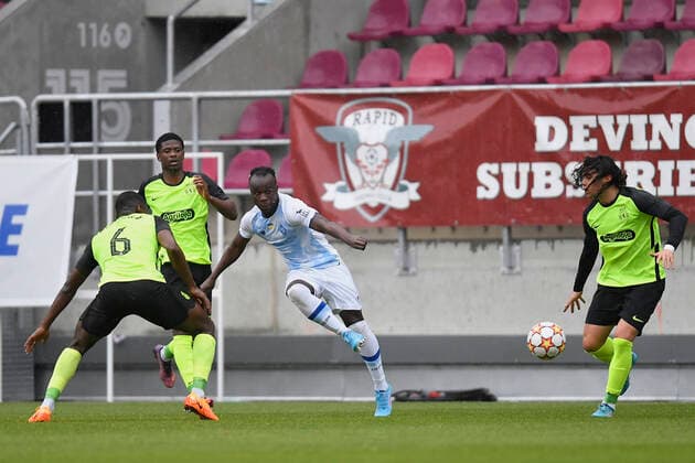 Dynamo Kyiv Vs Sporting CP - UEFA Youth League Samba Diallo of Sporting CP and Diogo Rafael Gomes Cabral, Dario Essugo and Goncalo Faria Camara Lamba of Dynamo Kyiv in action during the UEFA Youth League Round of Sixteen match between Dynamo Kyiv and Sporting CP at Rapid-Giulesti Stadium on April 7, 2022 in Bucharest, Romania. Bucharest Romania  Copyright: xAlexxNicodimx originalFilename:nicodim-dynamoky220407_np8kQ.jpg