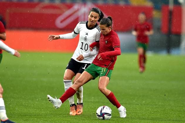 09-04-2022 pmk NF113266 Fussball Frauen Laenderspiel WM-Qualifikation Schueco-Arena Bielefeld Corona Spieltag Deutschland - Portugal Dzsenifer MAROZSAN (10) Deutschland Tatiana PINTO (11) Portugal