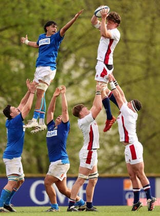 Sport Themen der Woche KW15 Sport Bilder des Tages U18 Men™s Six Nations Festival, FFR National Centre, Marcoussis, France 13 4 2022 Italy U18 vs England U18 England s Paddy Pearce beats Giacomo Ferrari of Italy to a line-out Paddy Pearce beats Giacomo Ferrari of Italy to a line-out 13 4 2022  Copyright: x INPHO TomxMaherx TOMI1309