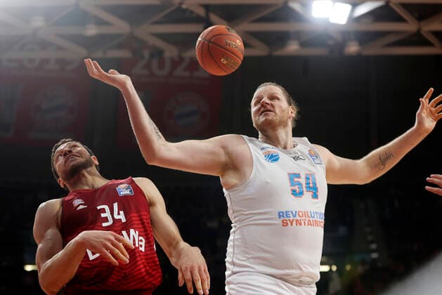 Sport Bilder des Tages Basketball, BBL, FC Bayern München - SYNTAINICS MBC 13.04.2022, BBL, FC Bayern Muenchen vs Mitteldeutscher , Audi Dome Muenchen , Basketball, im Bild: Gavin Schilling (FCB Basketball) vs John Bryant (Mitteldeutscherbasketball)