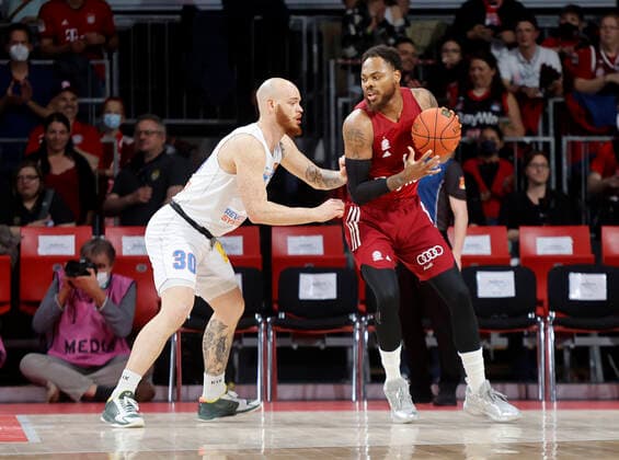 Basketball, BBL, FC Bayern München - SYNTAINICS MBC 13.04.2022, BBL, FC Bayern Muenchen vs Mitteldeutscher , Audi Dome Muenchen , Basketball, im Bild: Reggie Upshaw (Mitteldeutscherbasketball) vs Deshaun Thomas (FCB Basketball)