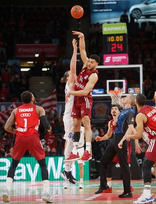 Basketball, BBL, FC Bayern München - SYNTAINICS MBC 13.04.2022, BBL, FC Bayern Muenchen vs Mitteldeutscher , Audi Dome Muenchen , Basketball, im Bild: John Bryant (Mitteldeutscherbasketball) vs Gavin Schilling (FCB Basketball)