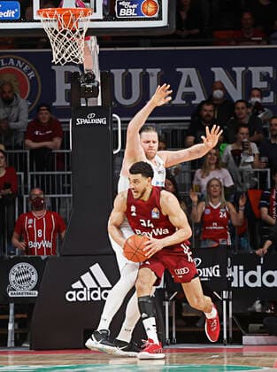 Basketball, BBL, FC Bayern München - SYNTAINICS MBC 13.04.2022, BBL, FC Bayern Muenchen vs Mitteldeutscher , Audi Dome Muenchen , Basketball, im Bild: Gavin Schilling (FCB Basketball) vs John Bryant (Mitteldeutscherbasketball)