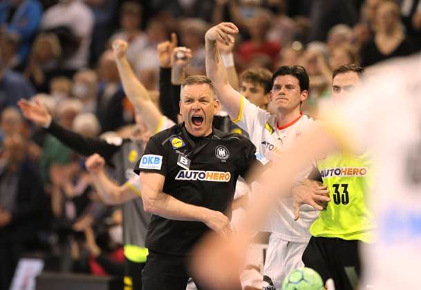 Bilder des Jahres 2022, Sport 04 April Sport Themen der Woche KW15 Sport Bilder des Tages Foto : Jubel bei Trainer Alfred Gislason GER Handball Herren am 13.04.2022 Handball Länderspiel der Herren Deutschland - Faröer Inseln *** Photo jubilation at coach Alfred Gislason GER handball men on 13 04 2022 mens handball international match Germany Faroe Islands