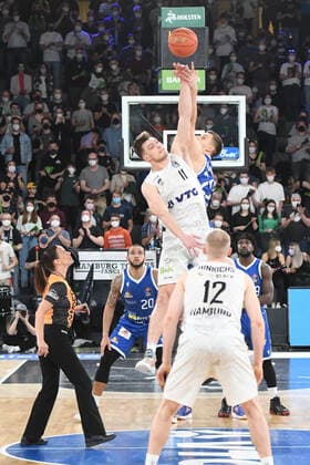 Basketball I Herren I Saison 2021-2022 I Bundesliga I 30. Spieltag I Hamburg Towers - Fraport Skyliners I 13.04.2022 Maik Kotsar (11, Hamburg Towers) gewinnt den Tip Off gegen Lukas Wank (0, Fraport Skyliners) Hamburg edel-optics.de Arena Hamburg Deutschland Copyright: xLobeca AndreasxHannigx