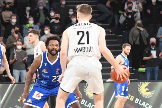 Basketball I Herren I Saison 2021-2022 I Bundesliga I 30. Spieltag I Hamburg Towers - Fraport Skyliners I 13.04.2022 Quantez Robertson (23, Fraport Skyliners) lässt Justus Hollatz (21, Hamburg Towers) nicht aus den Augen Hamburg edel-optics.de Arena Hamburg Deutschland Copyright: xLobeca AndreasxHannigx
