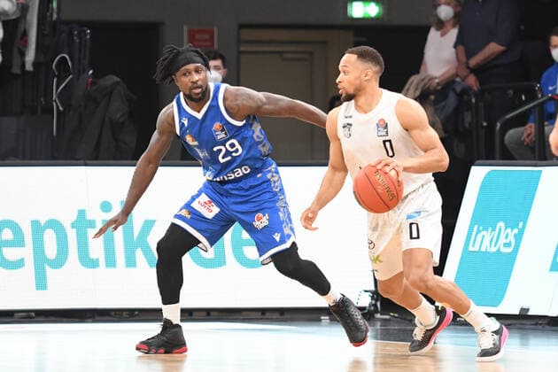 Basketball I Herren I Saison 2021-2022 I Bundesliga I 30. Spieltag I Hamburg Towers - Fraport Skyliners I 13.04.2022 Jaylon Brown (0, Hamburg Towers) dribbelt an - Will Cherry (29, Fraport Skyliners) bleibt bei ihm Hamburg edel-optics.de Arena Hamburg Deutschland Copyright: xLobeca AndreasxHannigx