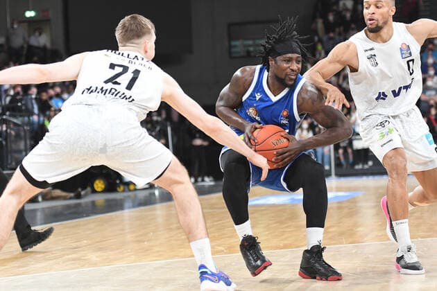Basketball I Herren I Saison 2021-2022 I Bundesliga I 30. Spieltag I Hamburg Towers - Fraport Skyliners I 13.04.2022 Will Cherry (29, Fraport Skyliners) eingekesselt von Justus Hollatz (21, Hamburg Towers) und =h0 Hamburg edel-optics.de Arena Hamburg Deutschland Copyright: xLobeca AndreasxHannigx