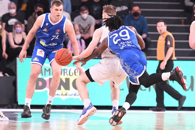 Basketball I Herren I Saison 2021-2022 I Bundesliga I 30. Spieltag I Hamburg Towers - Fraport Skyliners I 13.04.2022 Will Cherry (29, Fraport Skyliners) versucht sich im Ringkampf gegen Justus Hollatz (21, Hamburg Towers) Hamburg edel-optics.de Arena Hamburg Deutschland Copyright: xLobeca AndreasxHannigx