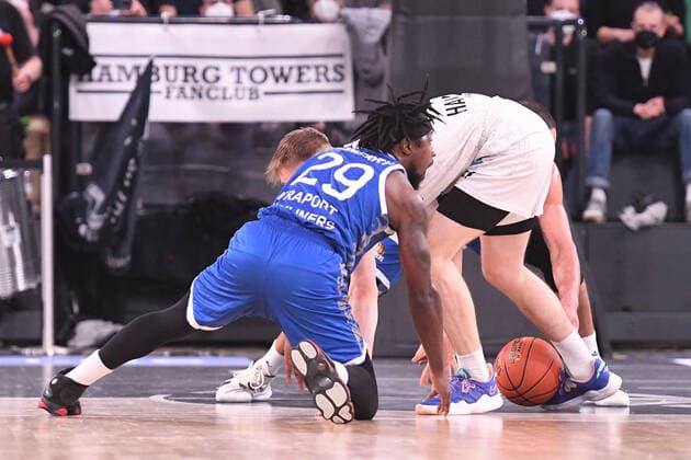 Basketball I Herren I Saison 2021-2022 I Bundesliga I 30. Spieltag I Hamburg Towers - Fraport Skyliners I 13.04.2022 Justus Hollatz (21, Hamburg Towers) am Boden mit Will Cherry (29, Fraport Skyliners) Hamburg edel-optics.de Arena Hamburg Deutschland Copyright: xLobeca AndreasxHannigx