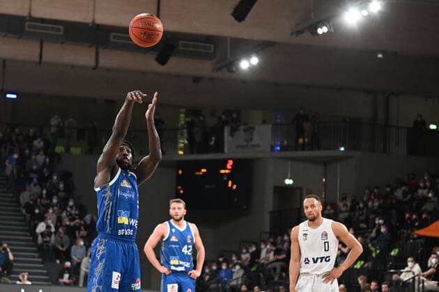 Basketball I Herren I Saison 2021-2022 I Bundesliga I 30. Spieltag I Hamburg Towers - Fraport Skyliners I 13.04.2022 Will Cherry (29, Fraport Skyliners) mit Freiwurf - Jaylon Brown (0, Hamburg Towers) schaut zu Hamburg edel-optics.de Arena Hamburg Deutschland Copyright: xLobeca AndreasxHannigx