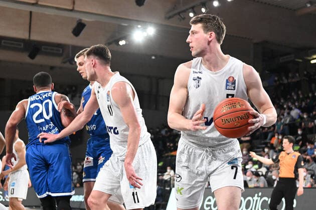 Basketball I Herren I Saison 2021-2022 I Bundesliga I 30. Spieltag I Hamburg Towers - Fraport Skyliners I 13.04.2022 Lukas Meisner (7, Hamburg Towers) sichert den Ball unterm eigenen Korb Hamburg edel-optics.de Arena Hamburg Deutschland Copyright: xLobeca AndreasxHannigx