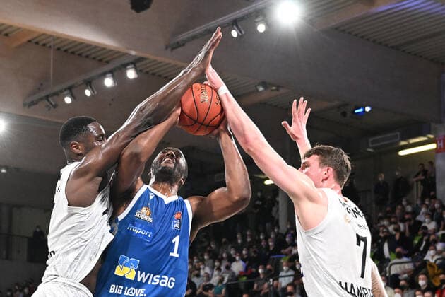 Sport Bilder des Tages Basketball I Herren I Saison 2021-2022 I Bundesliga I 30. Spieltag I Hamburg Towers - Fraport Skyliners I 13.04.2022 Rasheed Moore (20, Fraport Skyliners) unter dem Dach von Lukas Meisner (7, Hamburg Towers) und Eddy Edigin (17, Hamburg Towers) Hamburg edel-optics.de Arena Hamburg Deutschland Copyright: xLobeca AndreasxHannigx