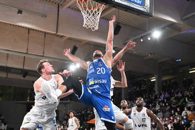 Basketball I Herren I Saison 2021-2022 I Bundesliga I 30. Spieltag I Hamburg Towers - Fraport Skyliners I 13.04.2022 Rasheed Moore (20, Fraport Skyliners) gegen Lukas Meisner (7, Hamburg Towers) Hamburg edel-optics.de Arena Hamburg Deutschland Copyright: xLobeca AndreasxHannigx