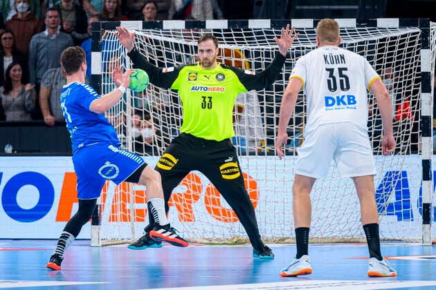 Kiel, Deutschland 13. April 2022: WM Playoff - Hinspiel - Deutschland vs. Faeroeer Inseln v.li. Elias Ellefsen a Skipagotu (Faeroeer Inseln), Torhueter Andreas Wolff (Deutschland Kielce) Kiel Wunderino Arena Schleswig-Holstein Deutschland