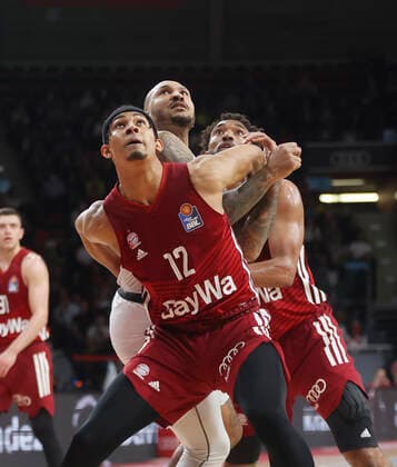 Basketball, BBL, FC Bayern München - SYNTAINICS MBC 13.04.2022, BBL, FC Bayern Muenchen vs Mitteldeutscher , Audi Dome Muenchen , Basketball, im Bild: Jason George (FCB Basketball), Sergio Kerusch (Mitteldeutscherbasketball), und Daran Hilliard (FCB Basketball)