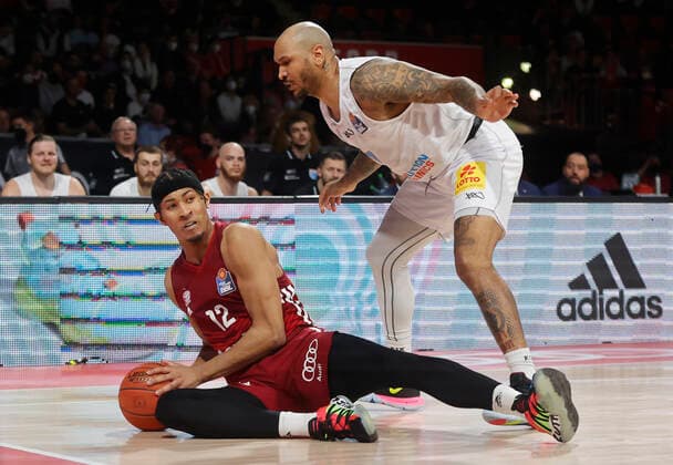 Basketball, BBL, FC Bayern München - SYNTAINICS MBC 13.04.2022, BBL, FC Bayern Muenchen vs Mitteldeutscher , Audi Dome Muenchen , Basketball, im Bild: Jason George (FCB Basketball) und Sergio Kerusch (Mitteldeutscherbasketball)