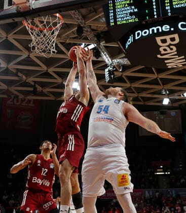 Basketball, BBL, FC Bayern München - SYNTAINICS MBC 13.04.2022, BBL, FC Bayern Muenchen vs Mitteldeutscher , Audi Dome Muenchen , Basketball, im Bild: Jason George (FCB Basketball), Gavin Schilling (FCB Basketball) und John Bryant (Mitteldeutscherbasketball)