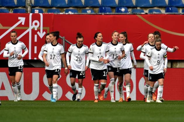 09-04-2022 pmk NF113485 Fussball Frauen Laenderspiel WM-Qualifikation Schueco-Arena Bielefeld Corona Spieltag Deutschland - Portugal Jubel nach dem Tor zum 2-0 durch BUEHL (19) Klara BUEHL (19) Deutschland Felicitas RAUCH (17) Deutschland Lina MAGULL (20) Deustchland Dzsenifer MAROZSAN (10) Deutschland Giulia GWINN (15) Deutschland Tabea WASSMUTH (18) Deutschland Kathrin HENDRICH (03) Deutschland Svenja HUTH (09) Deutschland