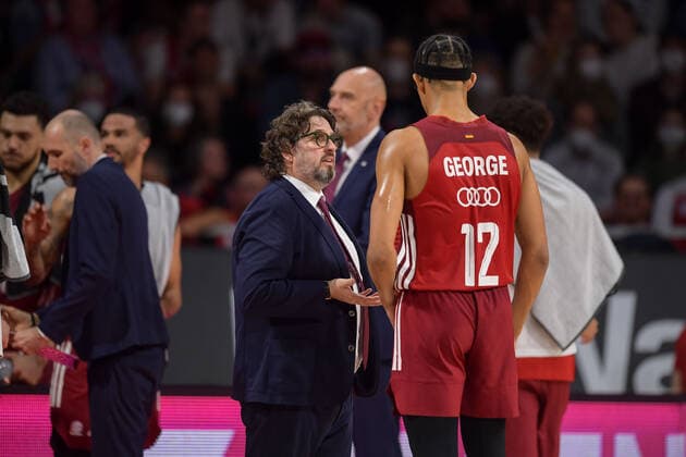 Basketball, BBL, FC Bayern München - SYNTAINICS MBC Basketball, BBL, 20220413, FC Bayern München - Mitteldeutscher Basketball Club. Im Bild Head Coach des FC Bayern München Andrea TRINCHIERI und Jason GEORGE (FC Bayern München, 12). München Audi Dome Bayern Deutschland Copyright: Passion2Press MarkusxFischerx