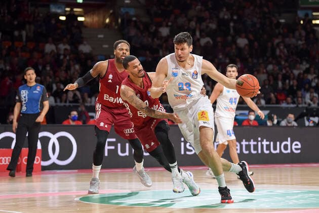 Basketball, BBL, FC Bayern München - SYNTAINICS MBC Basketball, BBL, 20220413, FC Bayern München - Mitteldeutscher Basketball Club. Im Bild Nick WEILER-BABB (FC Bayern München, 0) und Goran HUSKIC (Mitteldeutscher Basketball Club, 23) Dribbling Ball. München Audi Dome Bayern Deutschland Copyright: Passion2Press MarkusxFischerx