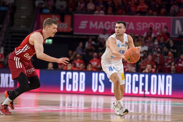 Basketball, BBL, FC Bayern München - SYNTAINICS MBC Basketball, BBL, 20220413, FC Bayern München - Mitteldeutscher Basketball Club. Im Bild Andreas OBST (FC Bayern München, 13) und Nikola REBIC (Mitteldeutscher Basketball Club, 44) Pass Zuspiel Ball. München Audi Dome Bayern Deutschland Copyright: Passion2Press MarkusxFischerx