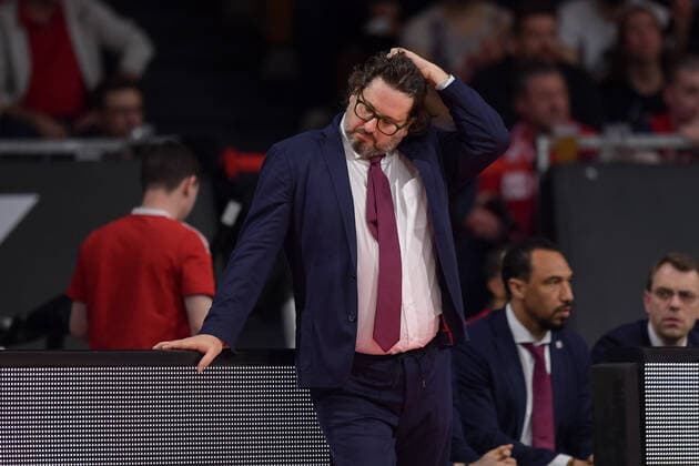 Basketball, BBL, FC Bayern München - SYNTAINICS MBC Basketball, BBL, 20220413, FC Bayern München - Mitteldeutscher Basketball Club. Im Bild Head Coach des FC Bayern München Andrea TRINCHIERI unzufrieden lenht auf Bande fährt sich durch Haar. München Audi Dome Bayern Deutschland Copyright: Passion2Press MarkusxFischerx